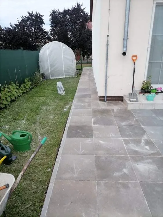 Venkovní dlažba, dokončená plocha u rodinného domu